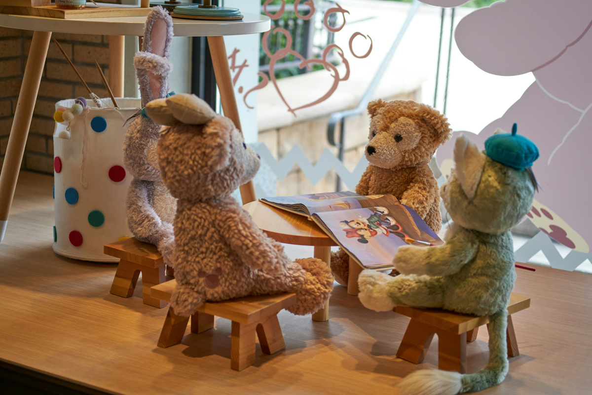 Altes Kuscheltier wird vorsichtig gereinigt